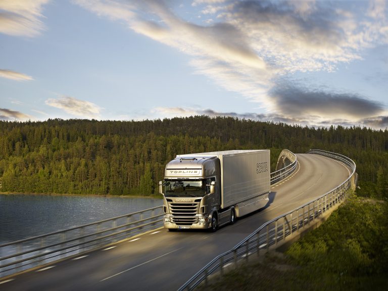 Scania R 440 4x2 Topline with box semitrailer.
Höga Kusten, Sweden
Photo: Göran Wink 2009